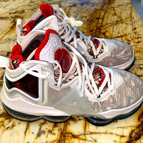 NIKE LEBRON XIX NEW Sz:7.5us Red & White EXCELLENT CONDITION THIS IS A STEAL - Picture 2 of 8